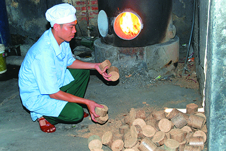 Bếp ăn Trung đoàn 165 sử dụng mùn cưa ép làm chất đốt Bếp ăn Trung đoàn 165 sử dụng mùn cưa ép làm chất đốt